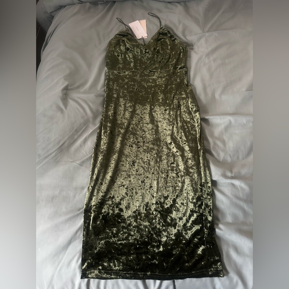 Club L London Green Velvet Midi Dress - Picture 2 of 5